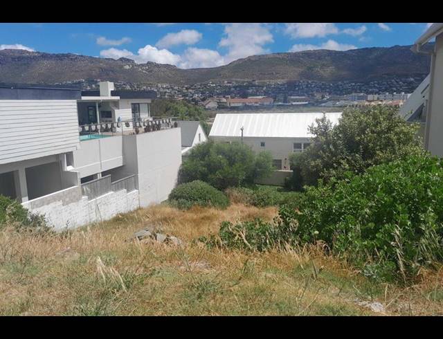 LAND FOR SALE IN CLOVELLY